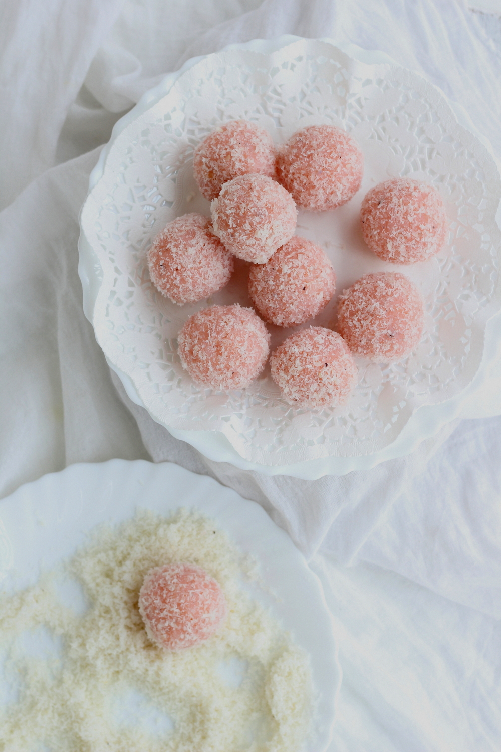 NARIYAL LADDU / नारियल के लड्डू (Sweet Coconut Balls)