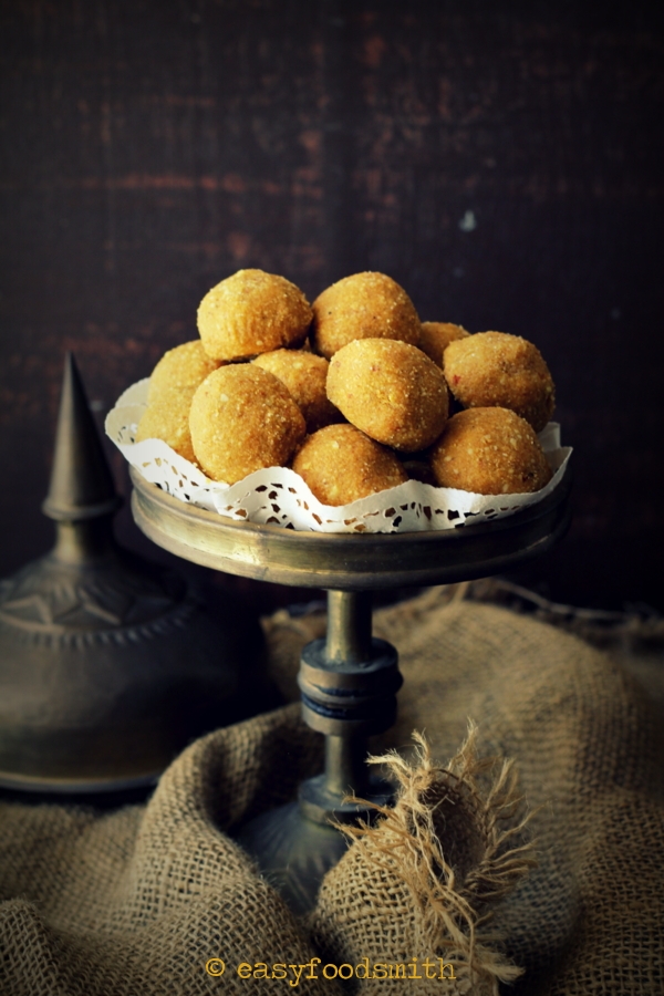BADAM AUR BESAN LADDU / बादाम और बेसन के लड्डू(Almonds & Chickpea Flour Sweet Balls) – Guest Post